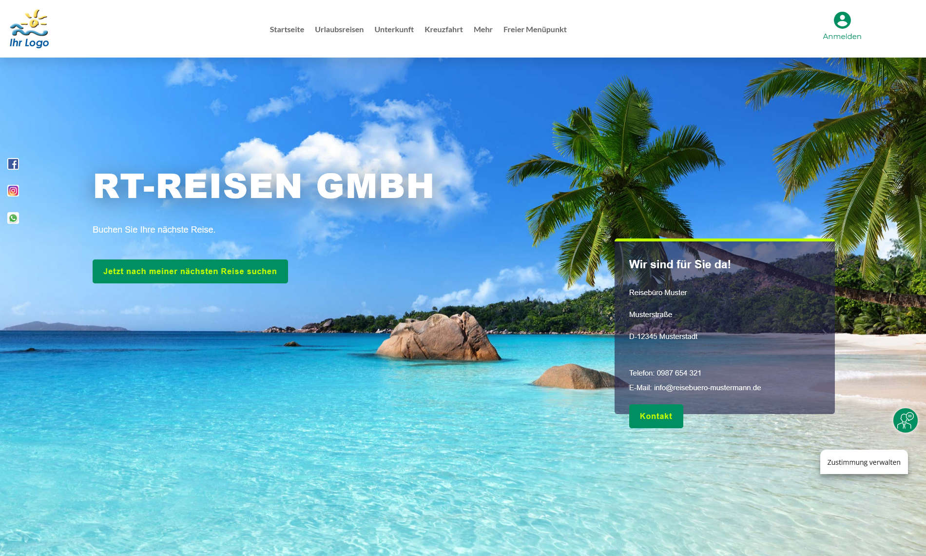 Bild eines flachabfallenden, tropischen Strandes mit zwei größeren Felsen. Im Hintergrund eine palmengesäumte Küste.