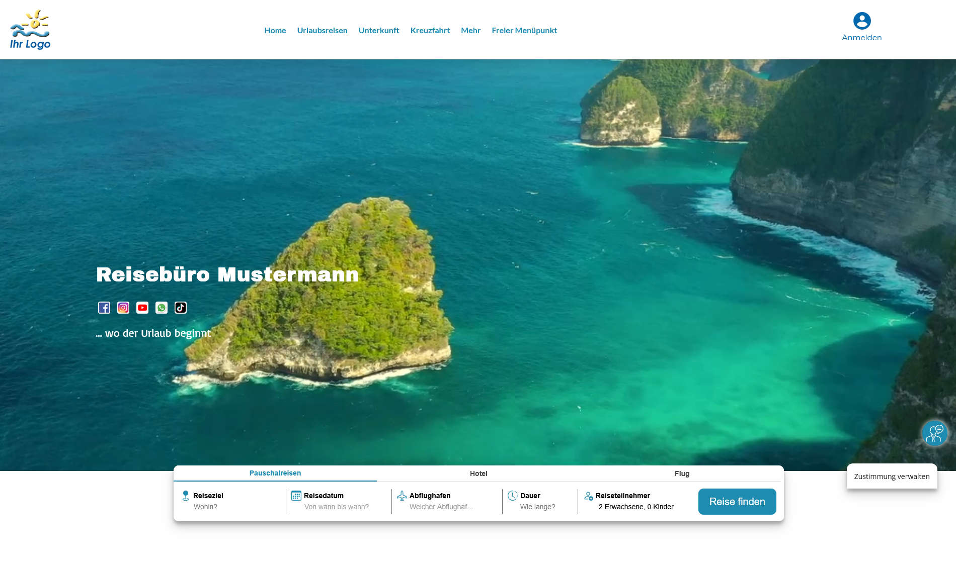 Steilküste mit bewaldeten Felsen und kleinen Inseln im Meer.